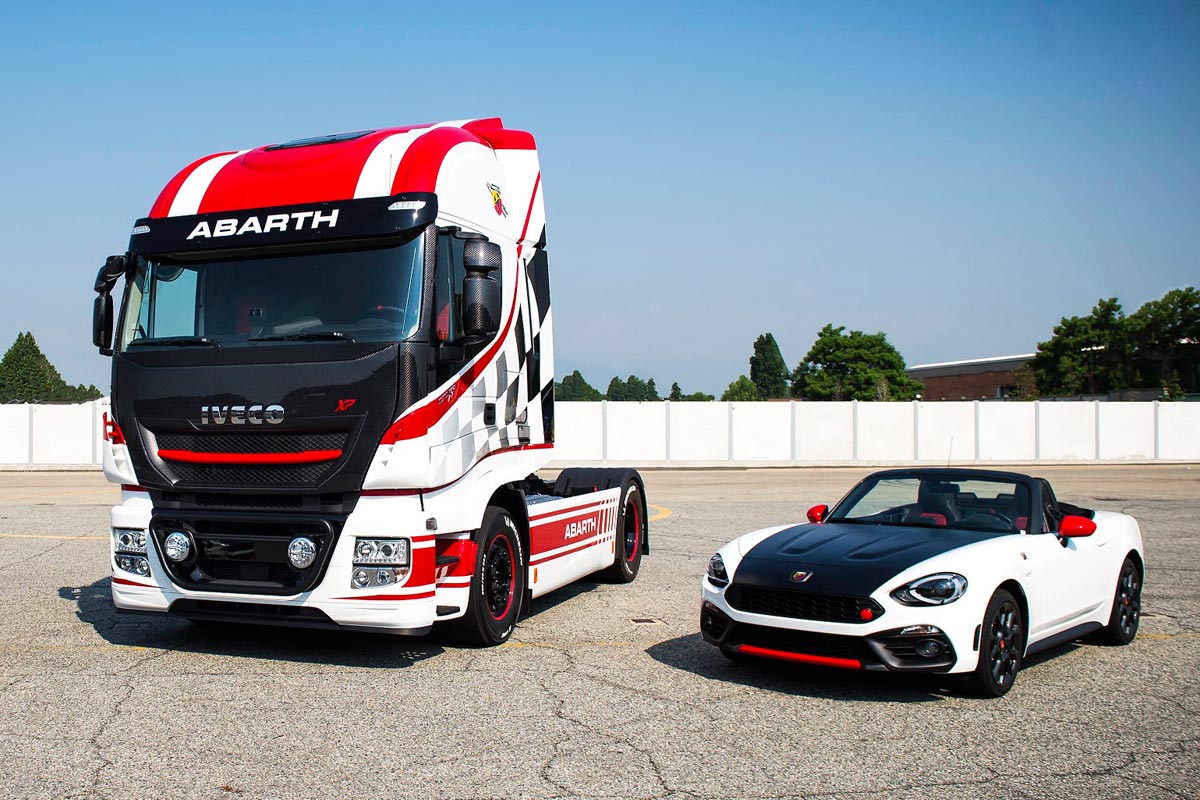 Iveco New Stralis XP TCo2 Champion junto al Abarth 124 Spider