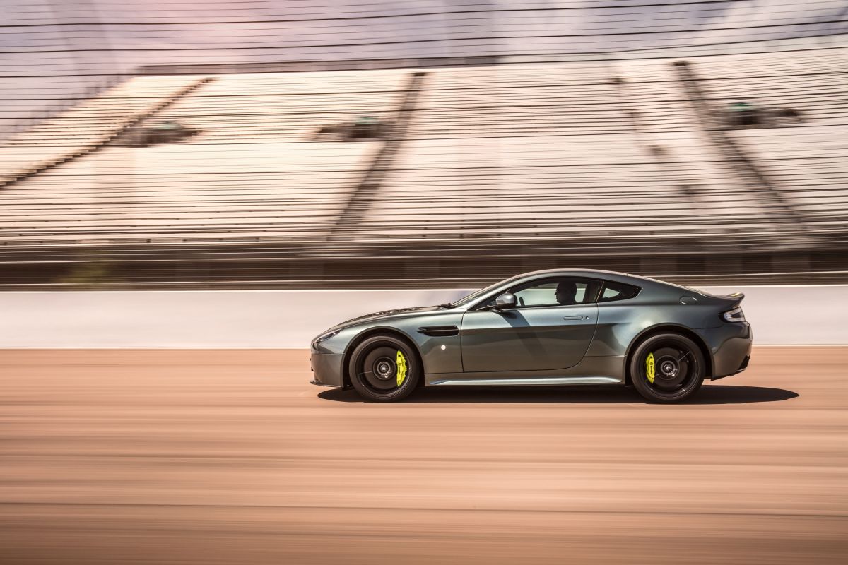Aston Martin Vantage AMR barrido