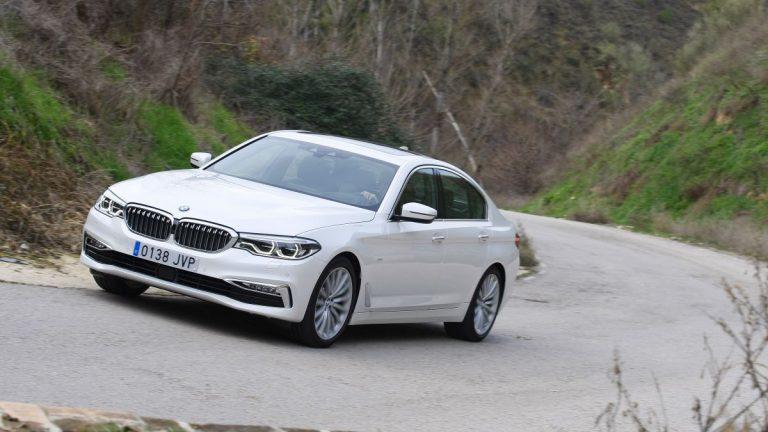 BMW 530d xDrive apoyo en curva hacia izquierda