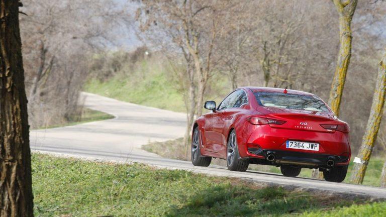 Infiniti Q60 2.0 rodando trasera