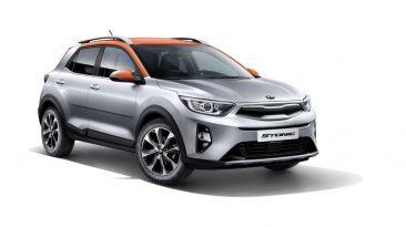 Kia Stonic 2017 tres cuartos frontal fondo blanco