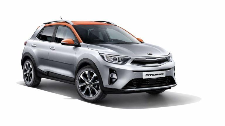 Kia Stonic 2017 tres cuartos frontal fondo blanco