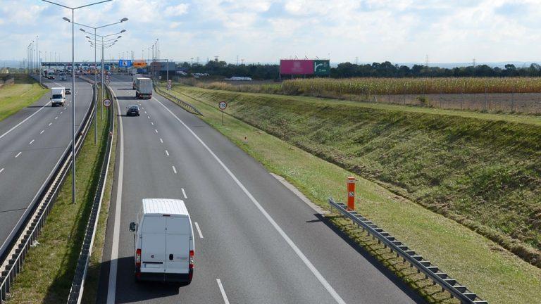 circular carril izquierdo