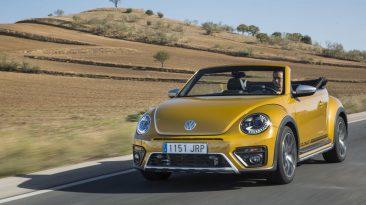 Volkswagen Beetle Dune Cabrio 2.0 TDI 150 CV en carretera