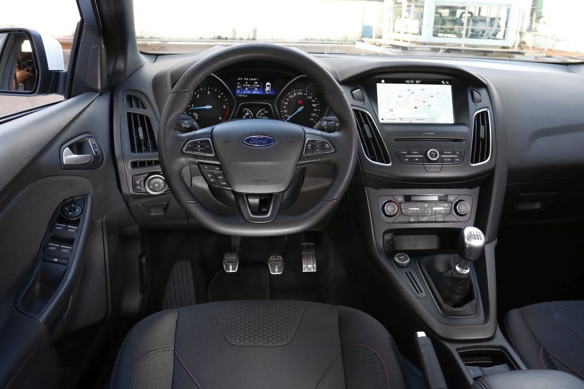 Ford Focus 1.5 TDCi 120 CV salpicadero