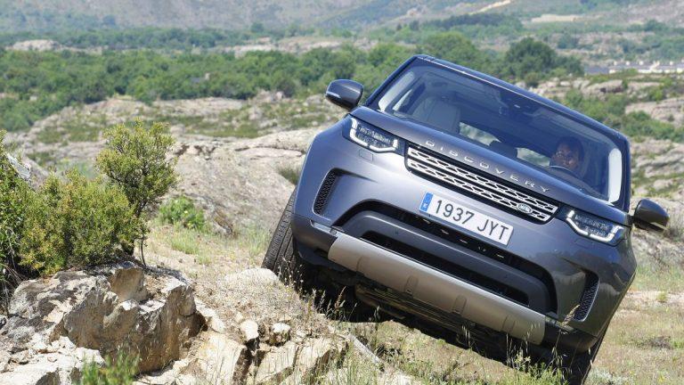 Land Rover Discovery 3.0L TDV6 frontal off road