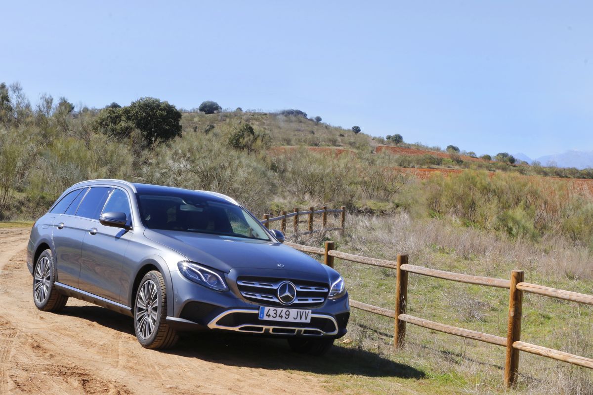 Mercedes-Benz E 220D All-Terrain apoyo en campo
