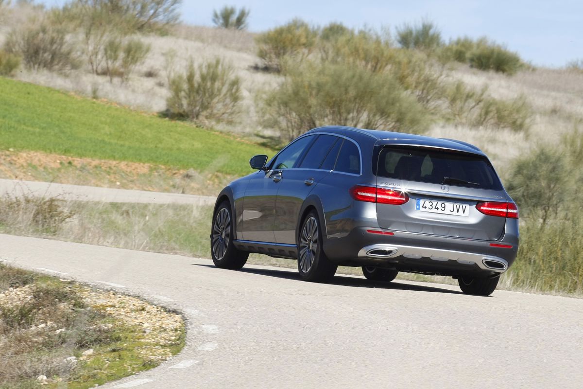 Mercedes-Benz E 220D All-Terrain apoyo en curva trasera