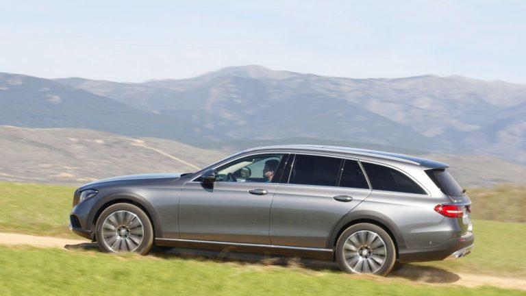 Mercedes-Benz E 220D All-Terrain barrido hacia la izquierda