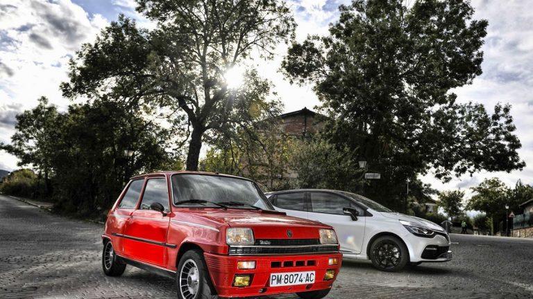 Renault 5 Copa Turbo contra Renault Clio RS parados lateral