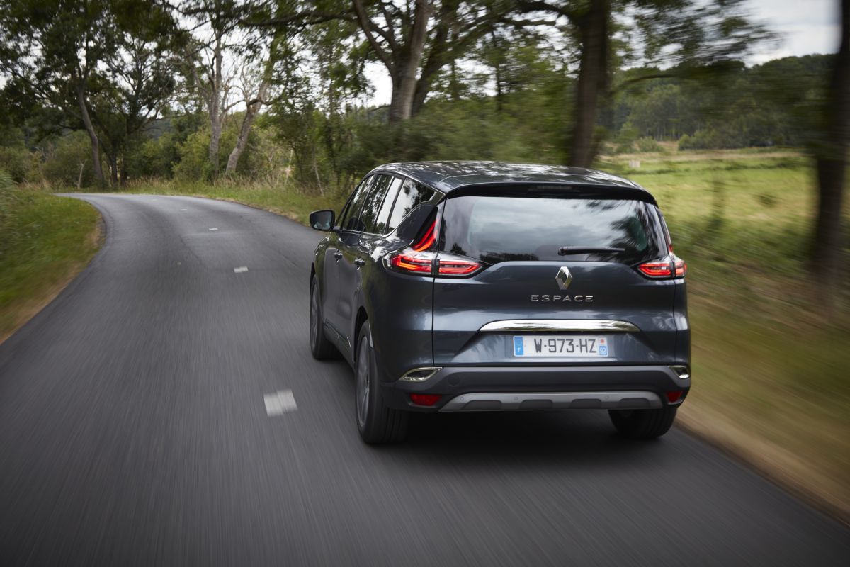 Renault Espace TCe 225 trasera movimiento