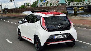 Toyota Aygo 2017 trasera en movimiento