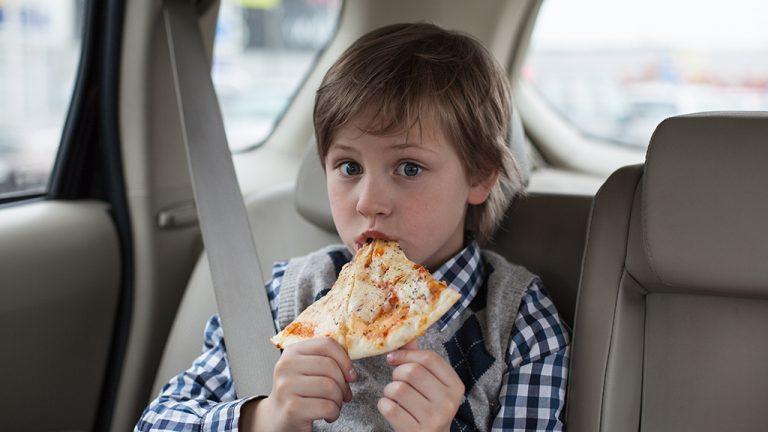 comer pizza en el coche