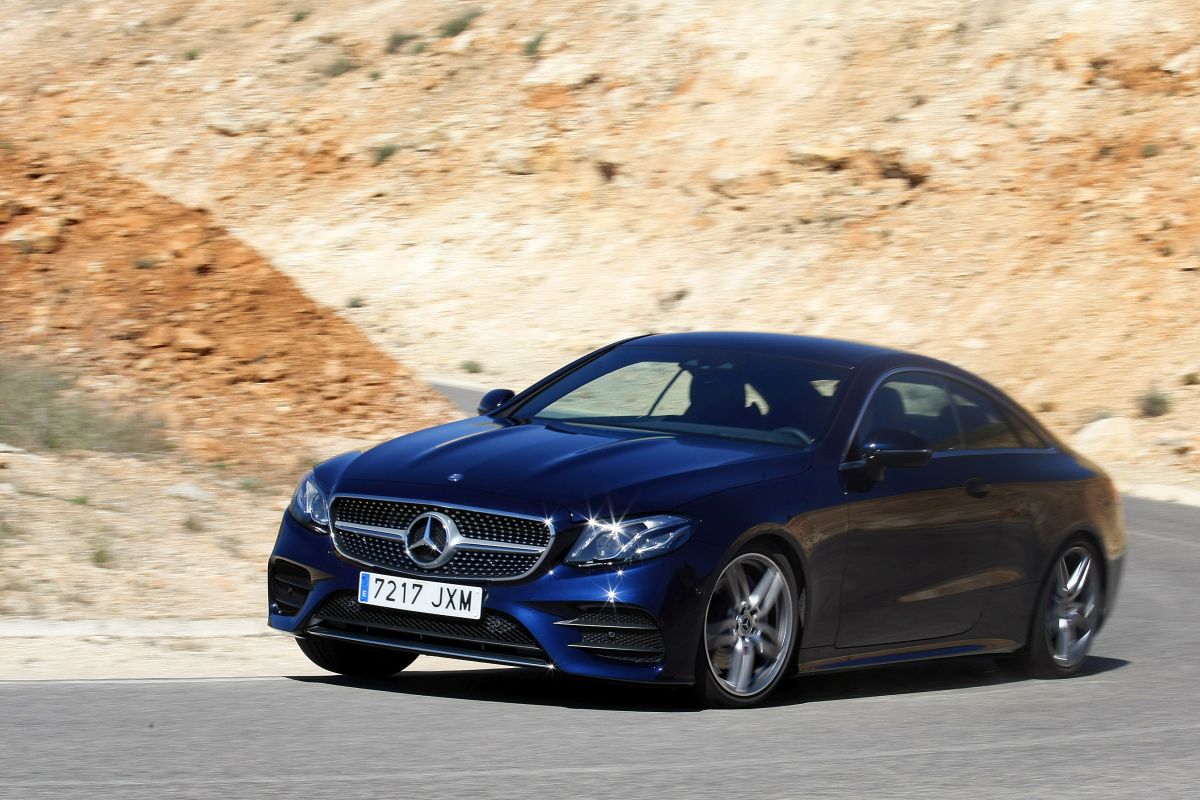 Mercedes-Benz E 220 d Coupé apoyo en curva a izquierda