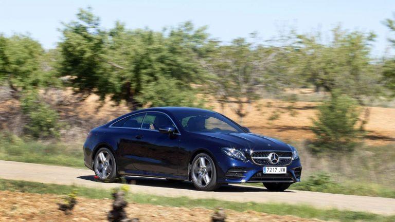 Mercedes-Benz E 220 d Coupé barrido a derecha