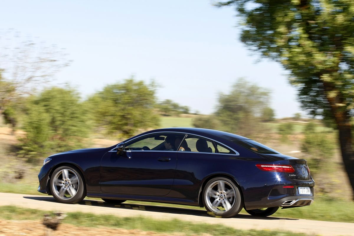 Mercedes-Benz E 220 d Coupé barrido a izquierda