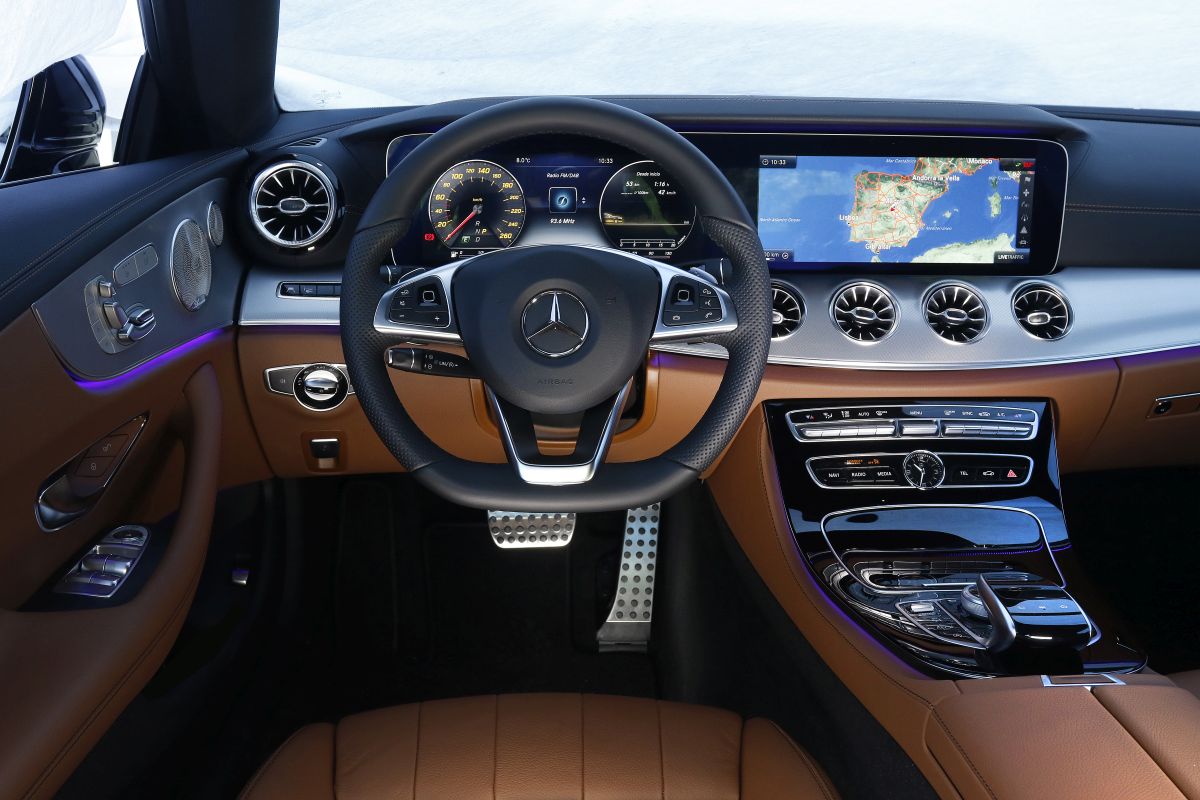 Mercedes-Benz E 220 d Coupé salpicadero