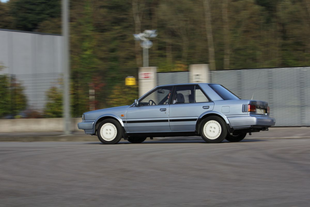 Nissan Bluebird Turbo SGX barrido hacia la izquierda