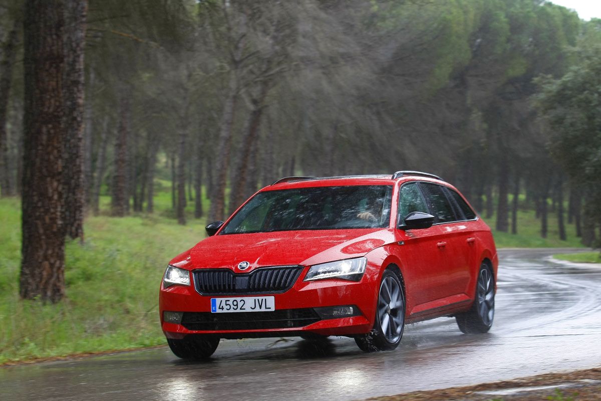 Skoda Superb Combi 2.0 TSI 280 CV apoyo en curva