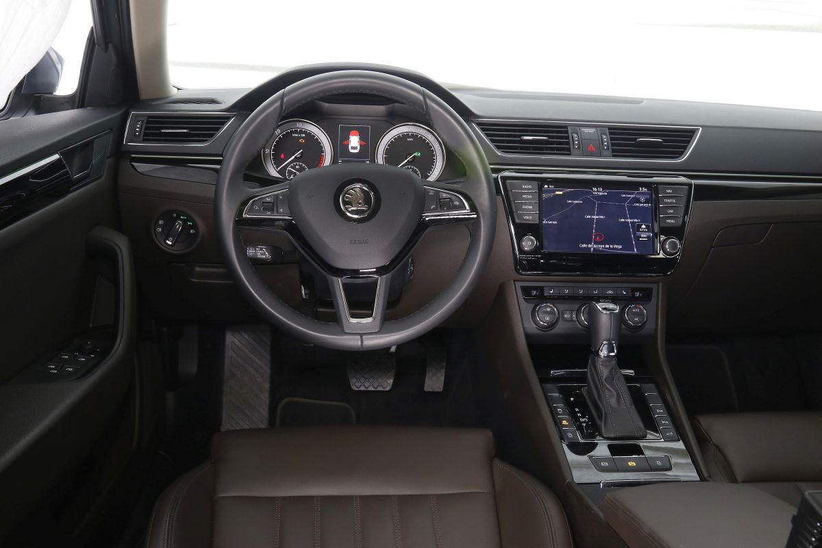 Skoda Superb Combi 2.0 TDI 190 CV salpicadero