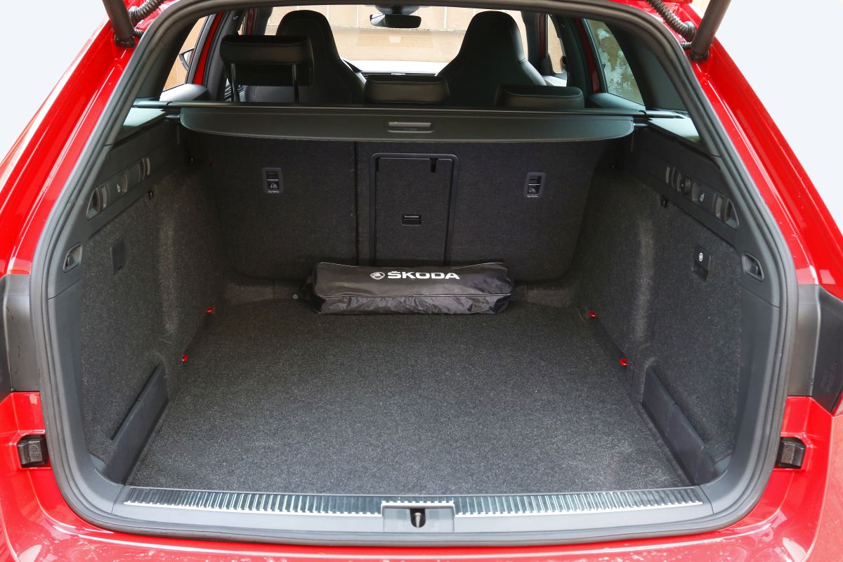 Skoda Superb Combi 2.0 TSI 280 CV maletero