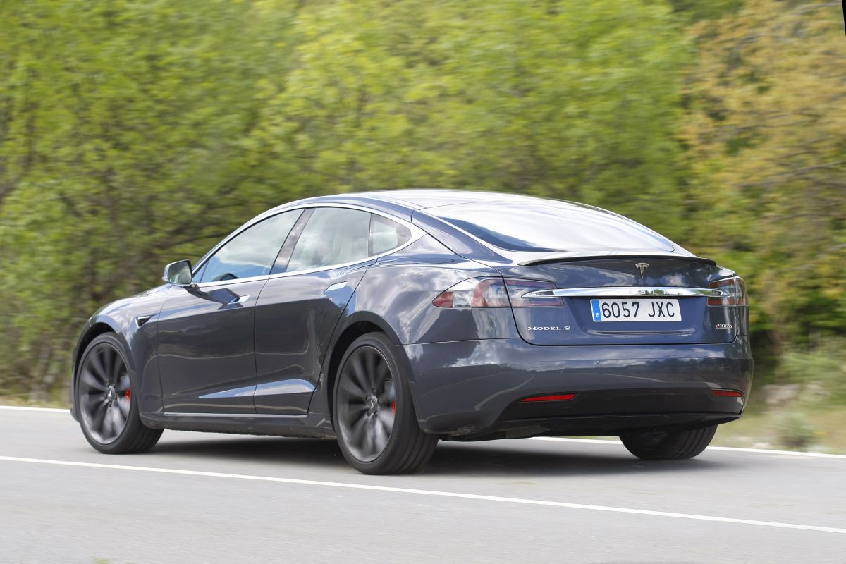 Tesla Model S P100D trasera en curva