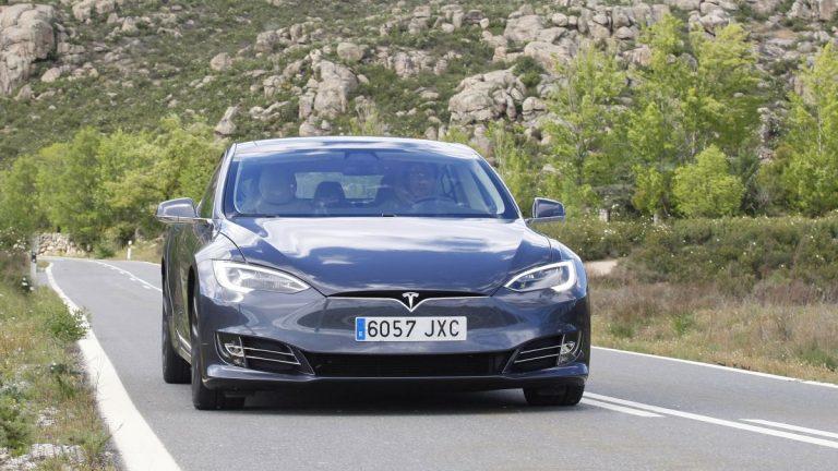 Tesla Model S P100D frontal en movimiento