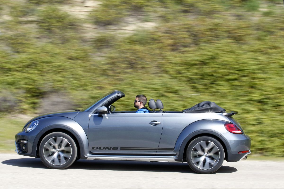 Volkswagen Beetle Cabrio 1.4 TSI 150 CV lateral