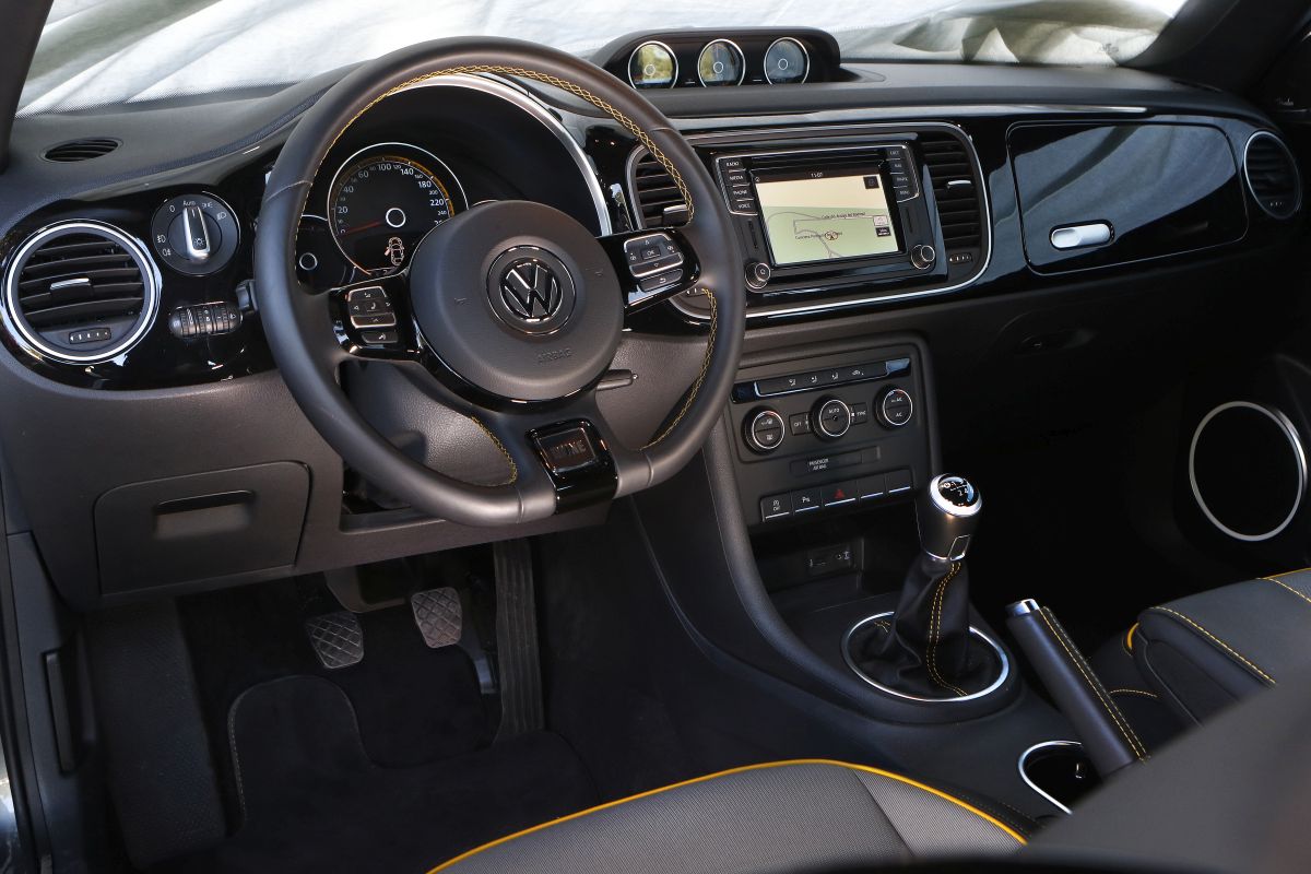 Volkswagen Beetle Cabrio 1.4 TSI 150 CV salpicadero