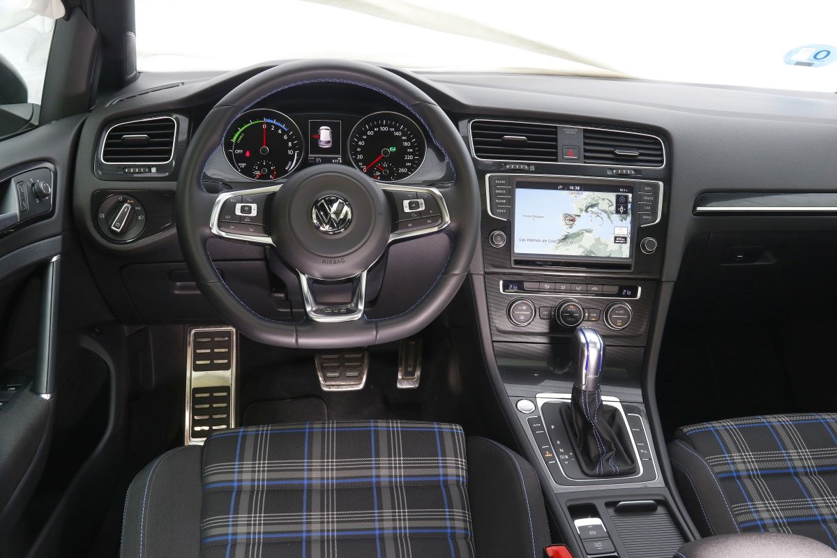 Volkswagen Golf GTE salpicadero
