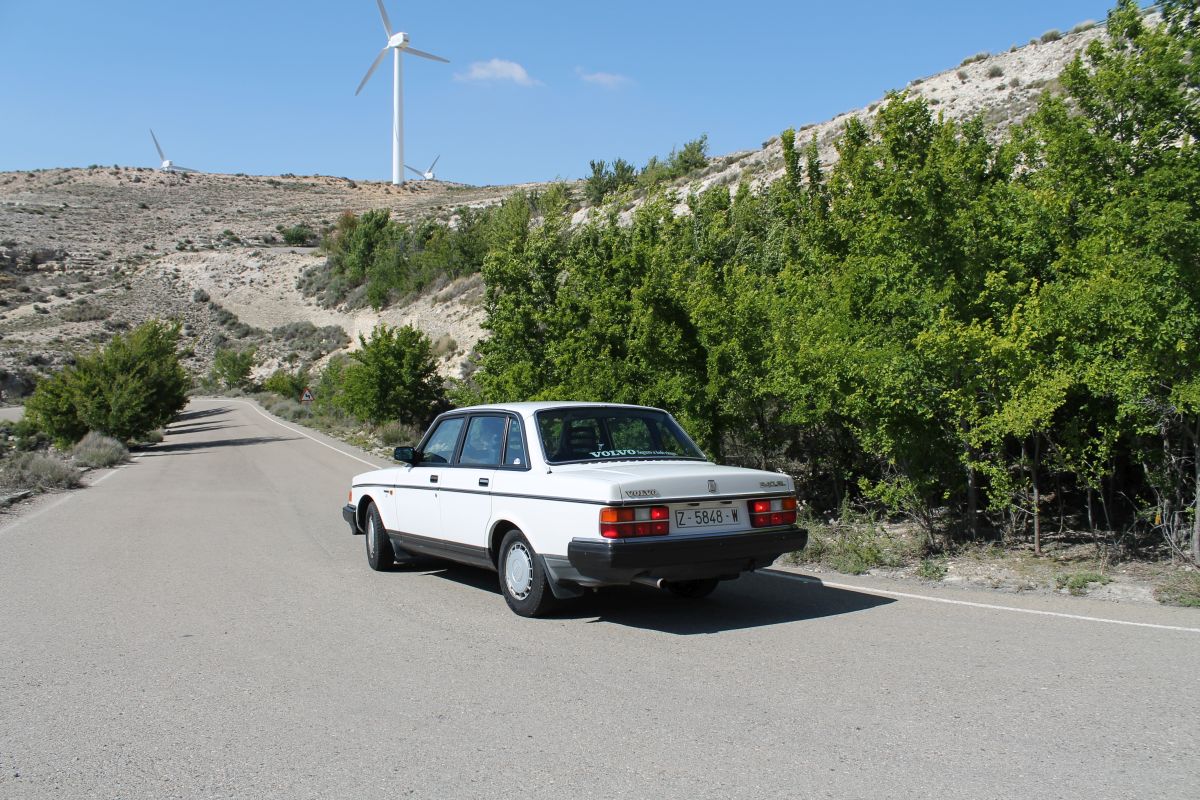 Volvo 240 GL barrido hacia la izquierda