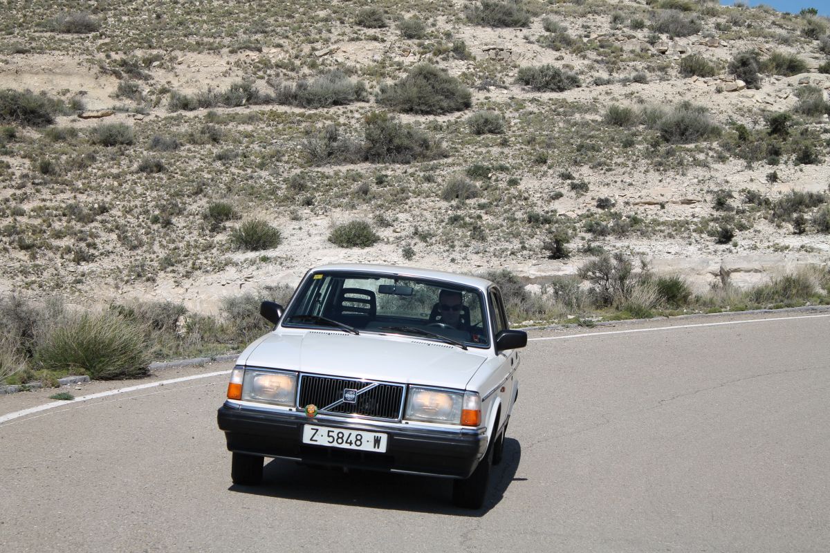 Volvo 240 GL frontal en movimiento