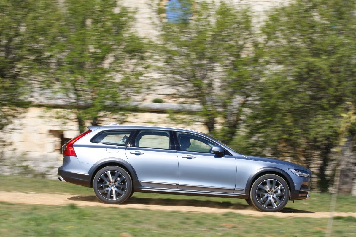 Volvo V90 Cross Country D5 barrido a derecha
