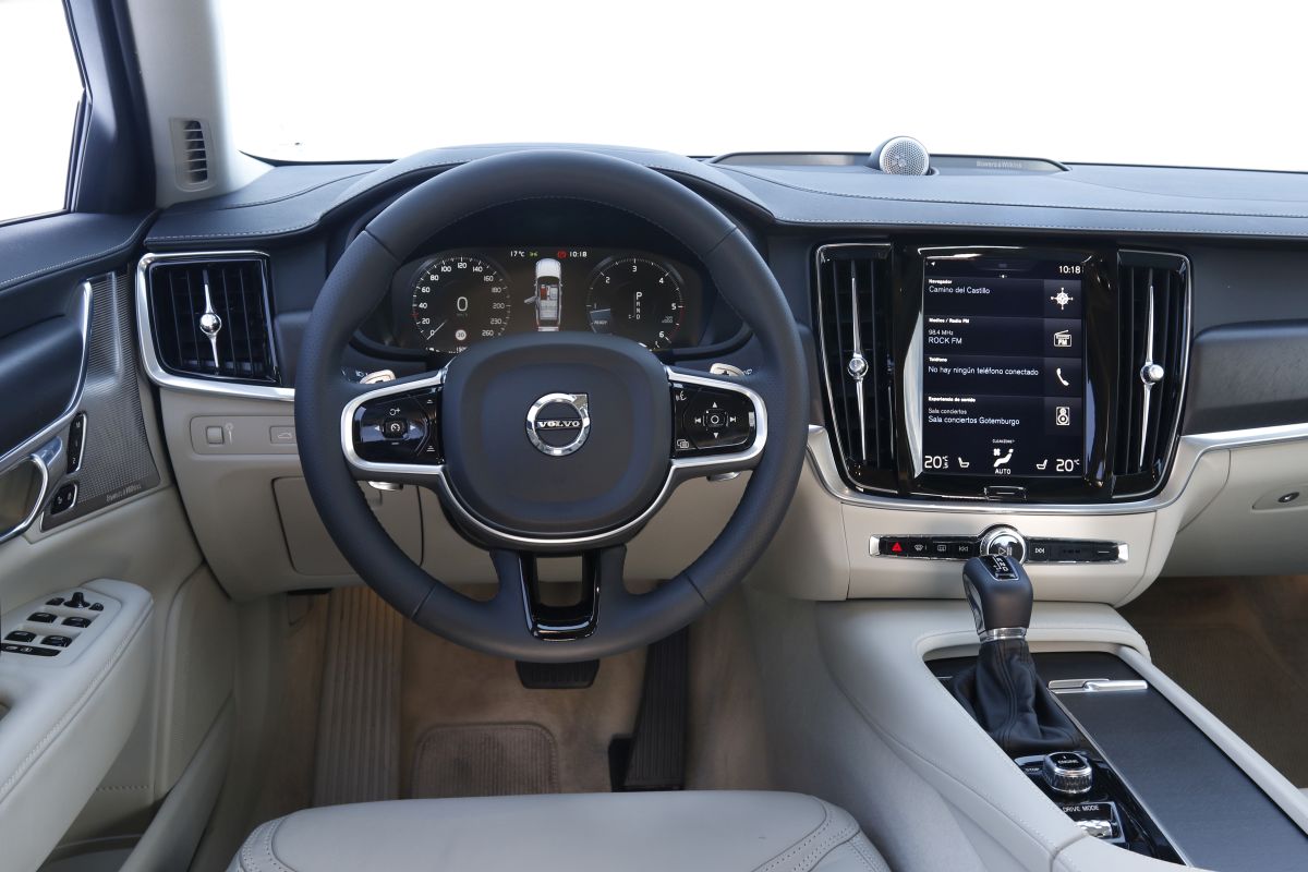 Volvo V90 Cross Country D5 salpicadero