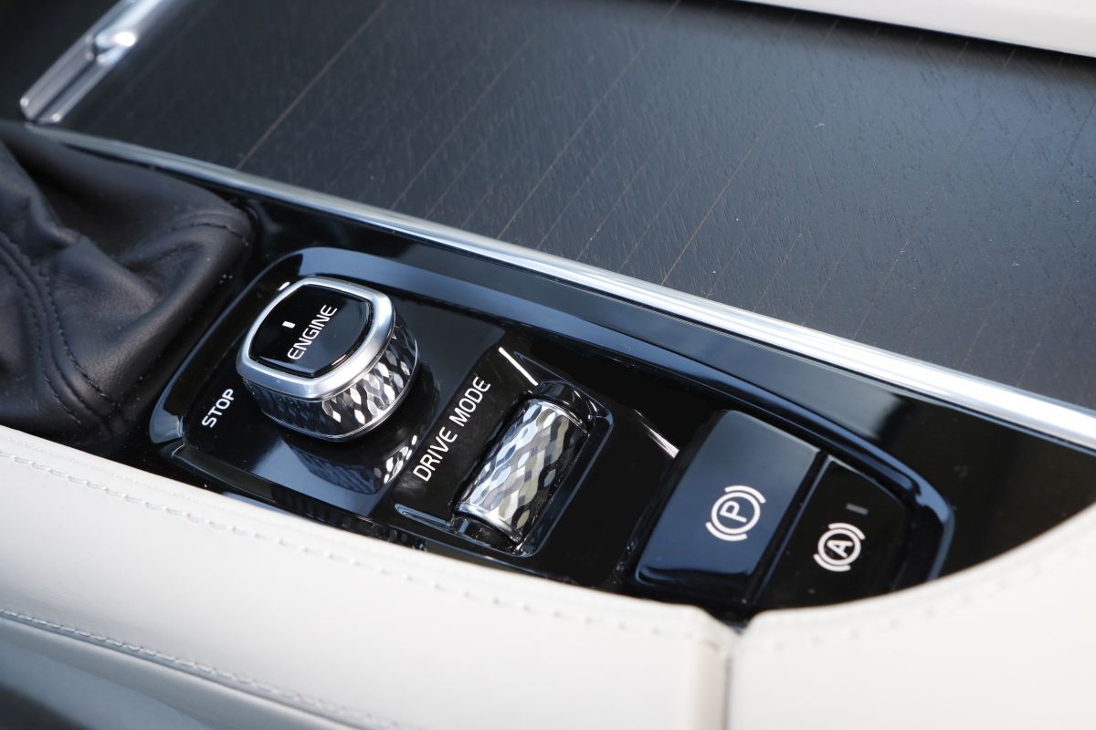 Volvo V90 Cross Country D5 controles de conducción