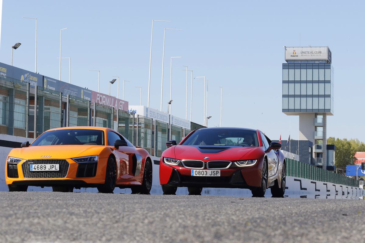 Audi R8 V10 Plus o BMW i8: los dos en movimiento en circuito
