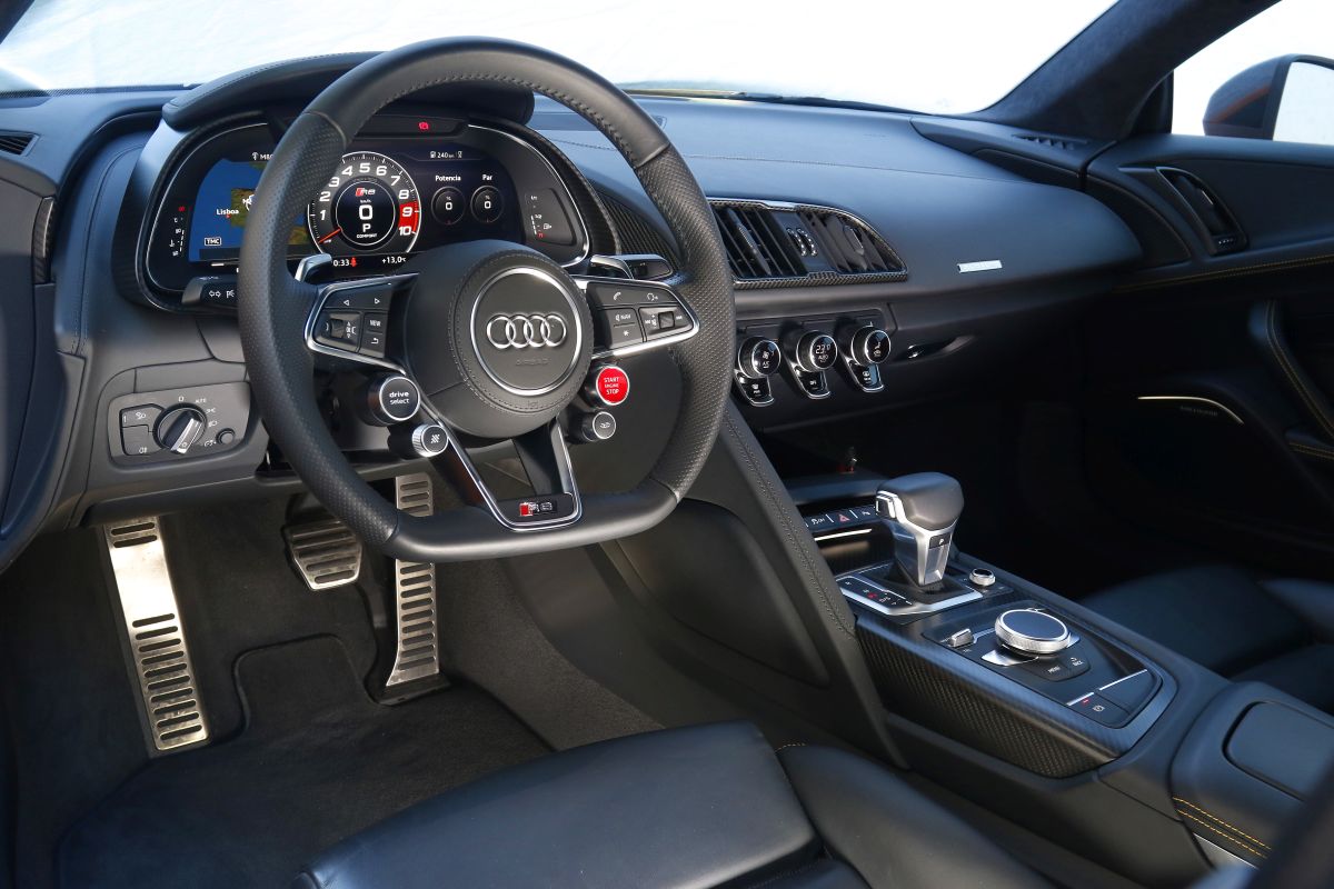 Audi R8 V10 Plus o BMW i8: salpicadero R8