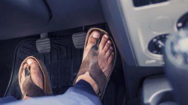 conducir con chanclas