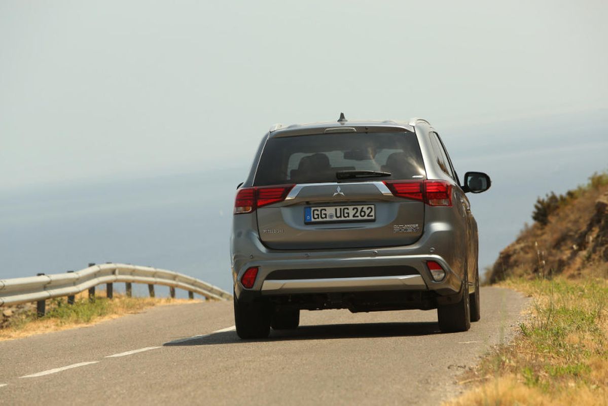 Mitsubishi Outlander 2017 trasera