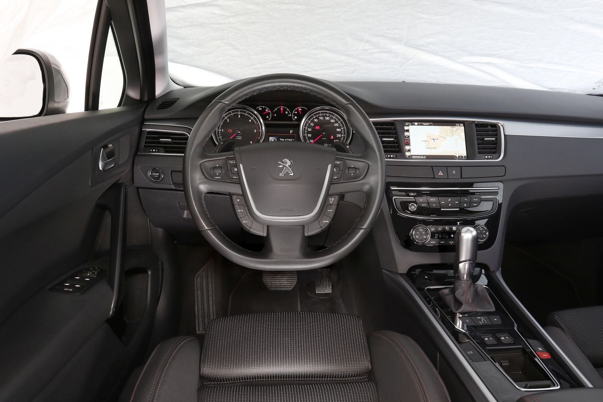 Peugeot 508 2.0 BlueHDi 180 o Renault Talisman dCi 160. Salpicadero Peugeot 508