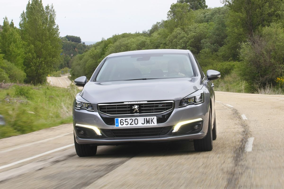 Peugeot 508 2.0 BlueHDi 180 o Renault Talisman dCi 160. Peugeot 508 frontal