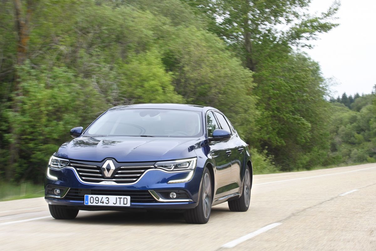 Peugeot 508 2.0 BlueHDi 180 o Renault Talisman dCi 160. Renault Talisman frontal