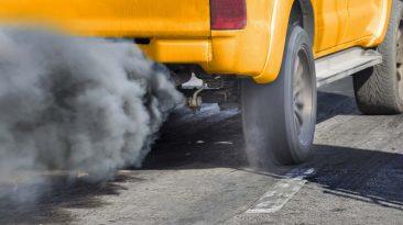Coche contaminando