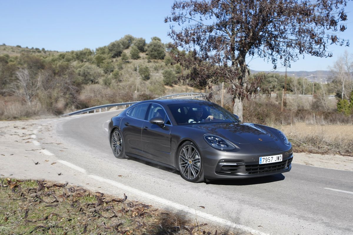 Porsche Panamera 4S Diesel apoyo curva