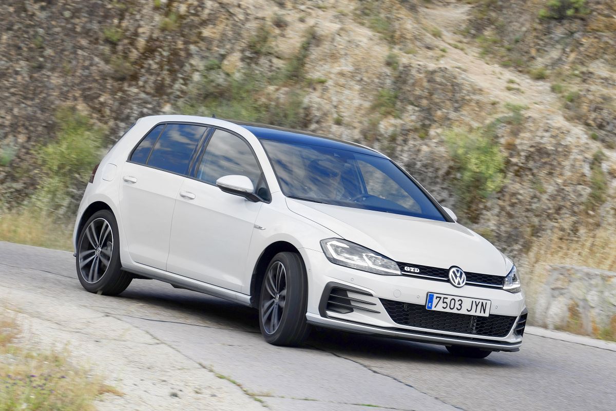 Volkswagen Golf GTD DSG 7 apoyo en curva 2