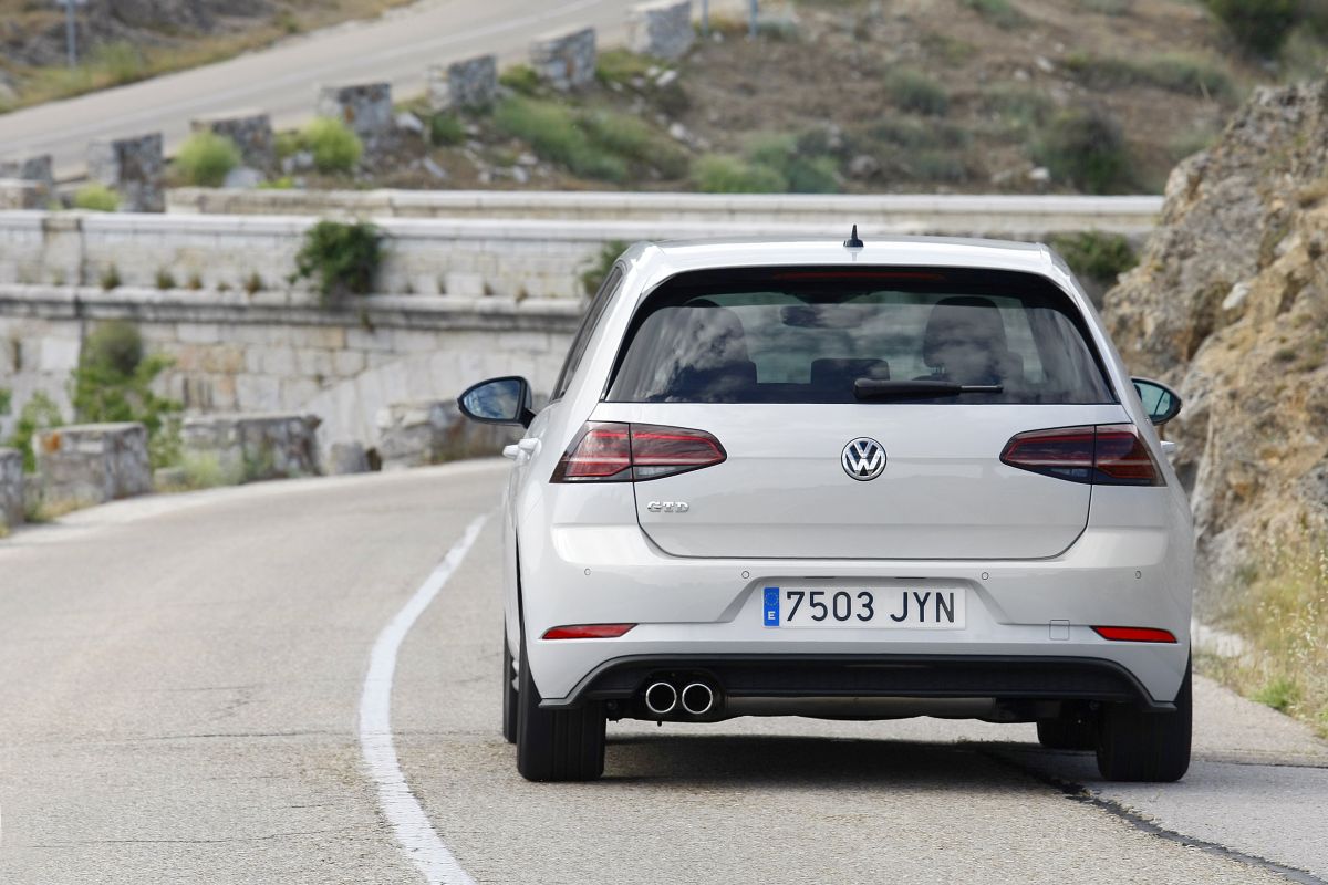 Volkswagen Golf GTD DSG 7 trasera en movimiento