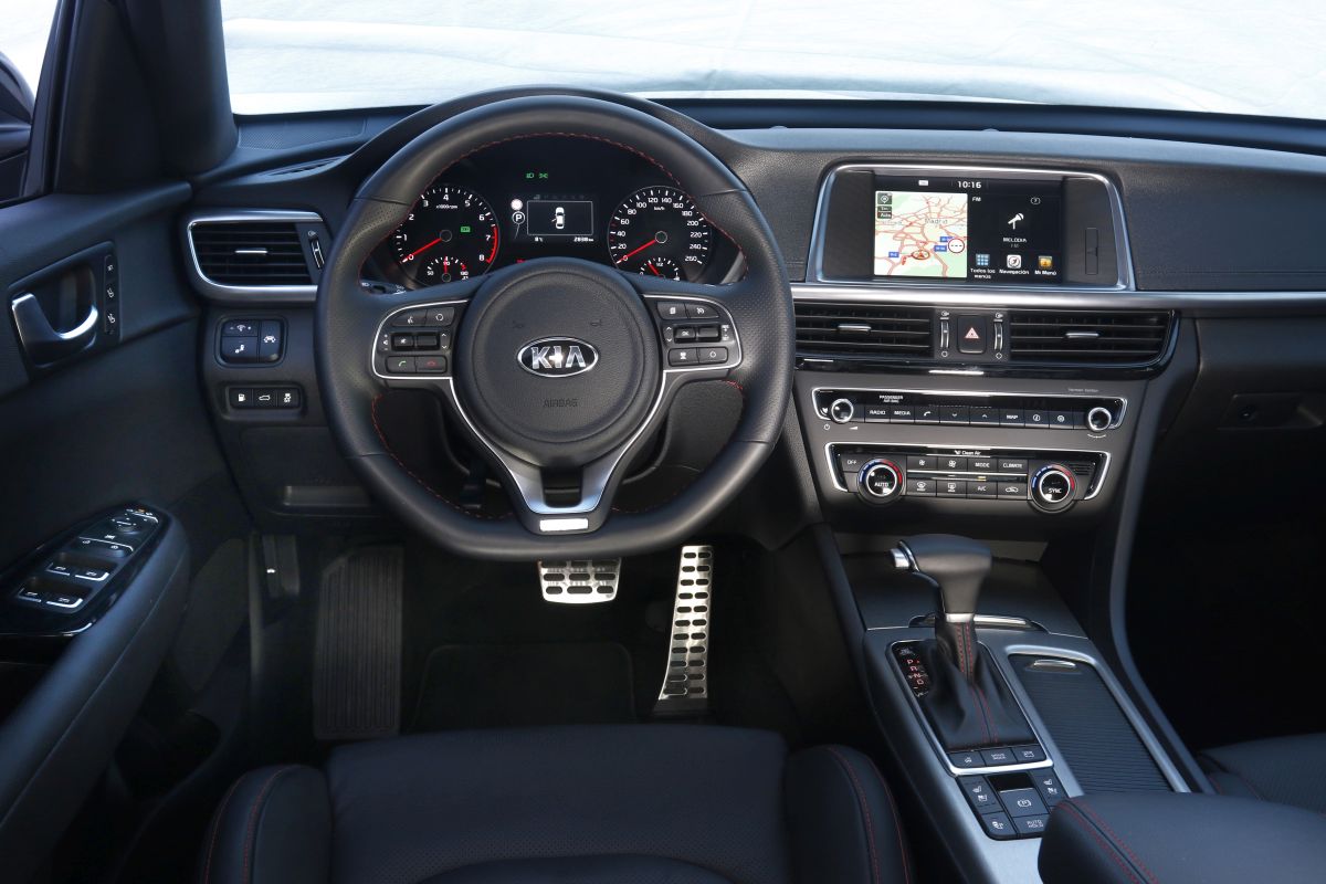 Kia Optima GT 2.0 T-GDI 245 CV salpicadero