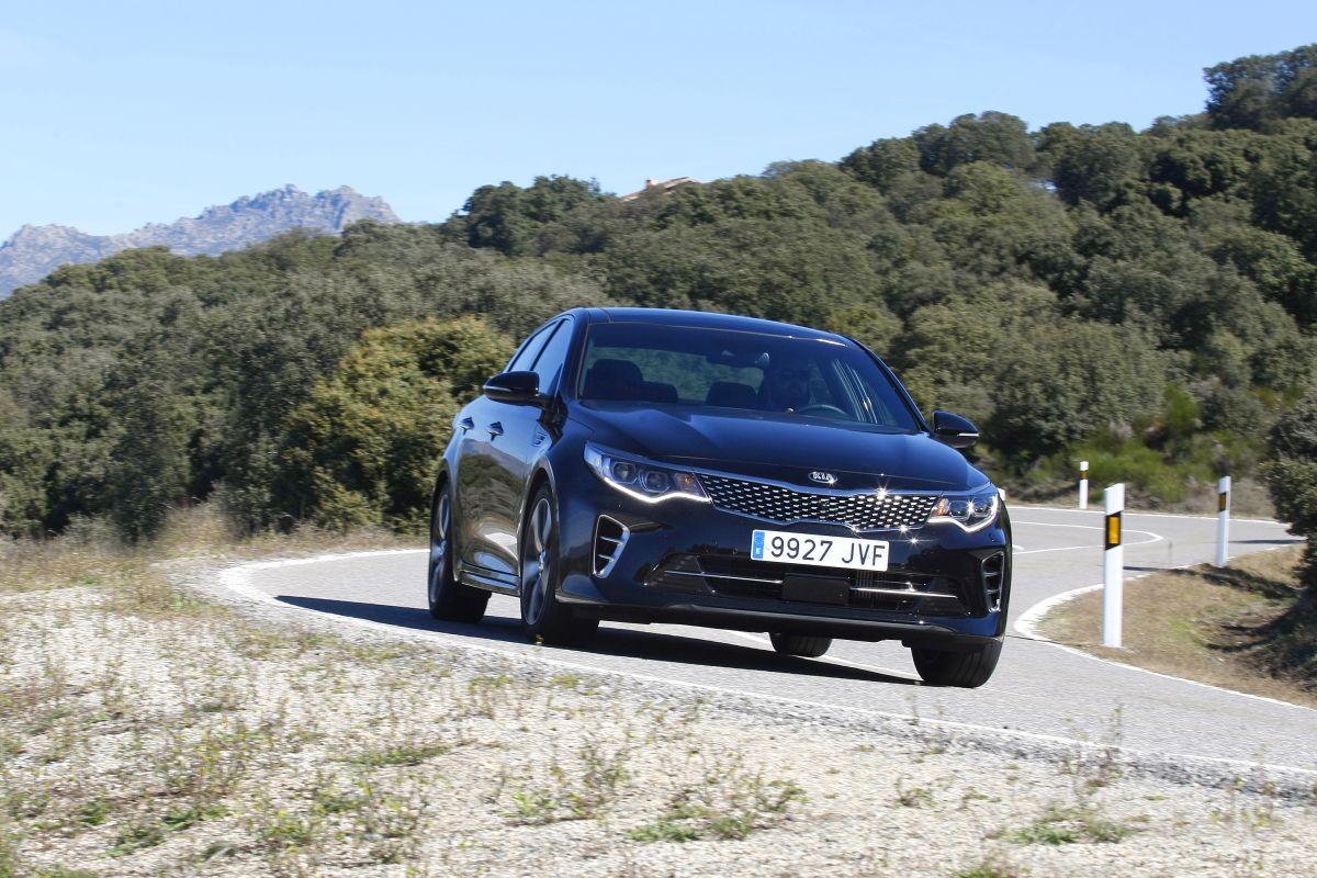 Kia Optima GT 2.0 T-GDI 245 CV apoyo curva
