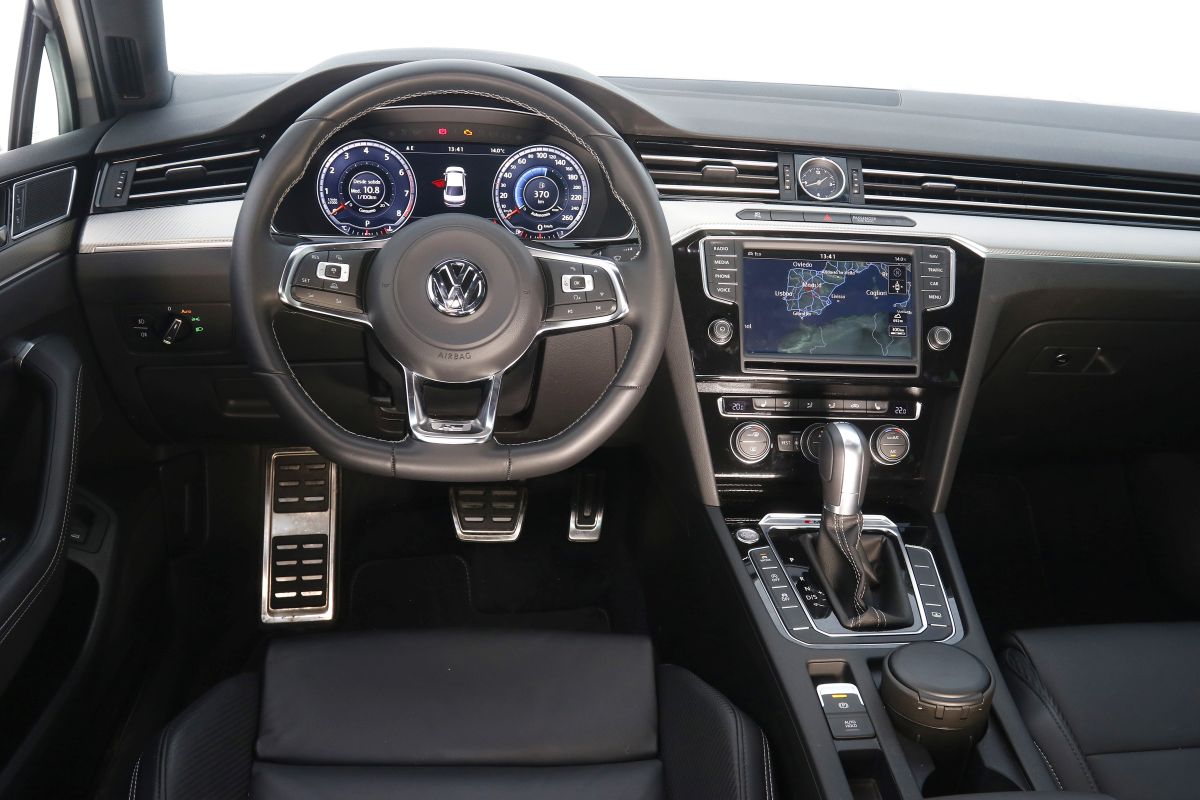 Volkswagen Passat Sport 2.0 TSI 280 CV salpicadero