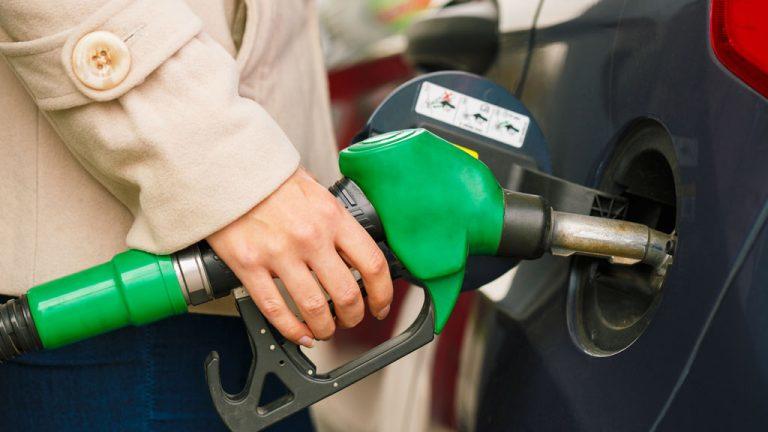 Los coches consumen un 23% más lo que homologan